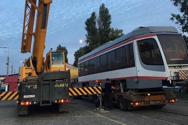 В Краснодар доставили еще два новых трамвая