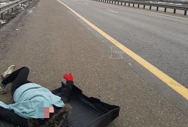 В Адыгее водитель нашел лежащую на обочине женщину с травмами 