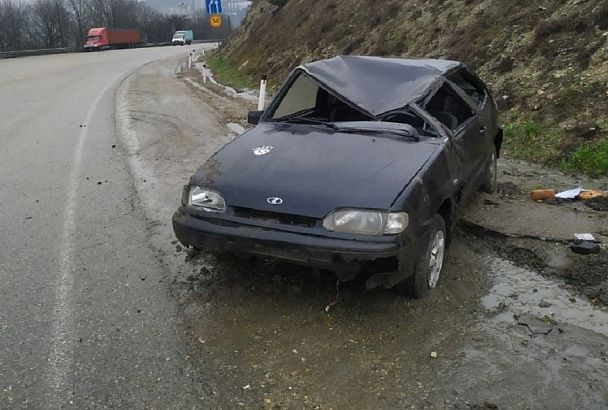 В ДТП пострадал водитель опрокинувшегося на трассе ВАЗа