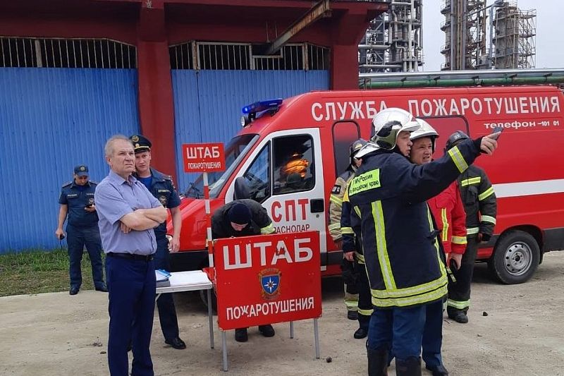 Более 130 человек тушат пожар в районе нефтебазы в Краснодаре