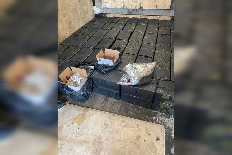 По документам вез масло: в Краснодаре полиция задержала грузовик с тонной нелегального алкоголя
