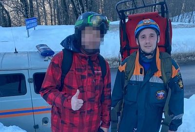 Спасатели эвакуировали сошедшего с трассы в горах Красной Поляны сноубордиста  