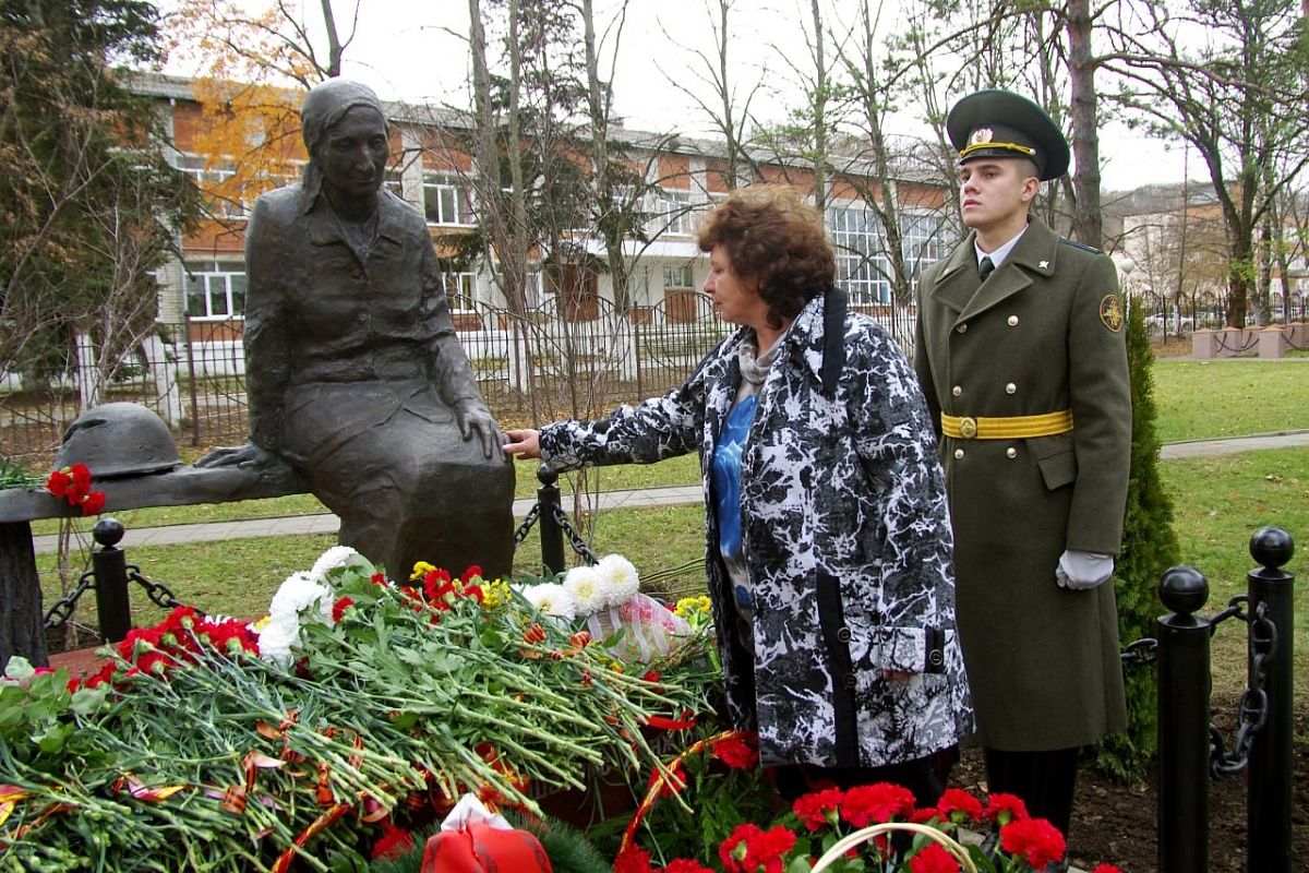 Племянница Галина поблагодарила скульптора за такое точное попадание в образ.