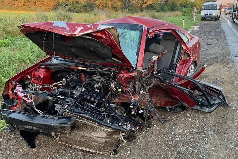 В Краснодарском крае в жестком лобовом ДТП погибли водитель и пассажир ВАЗа, двое детей пострадали 
