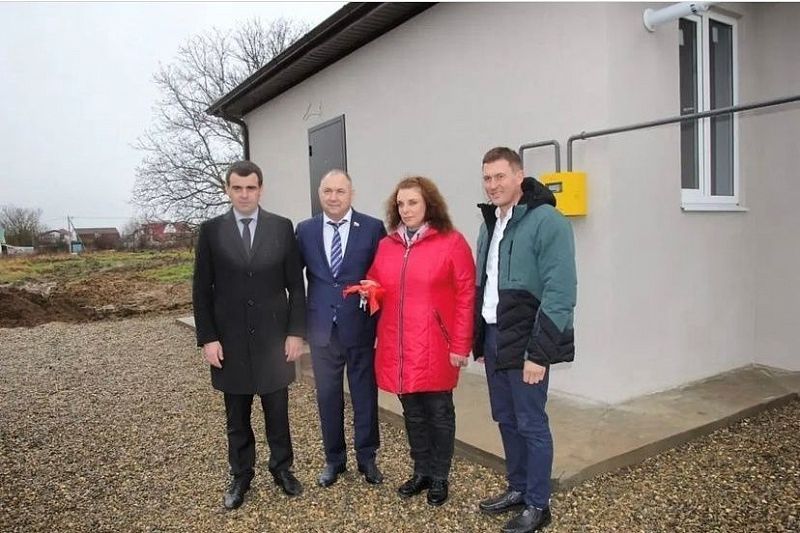 Ключи от новых домов получили две семьи из поселка Кучугуры Темрюкского района