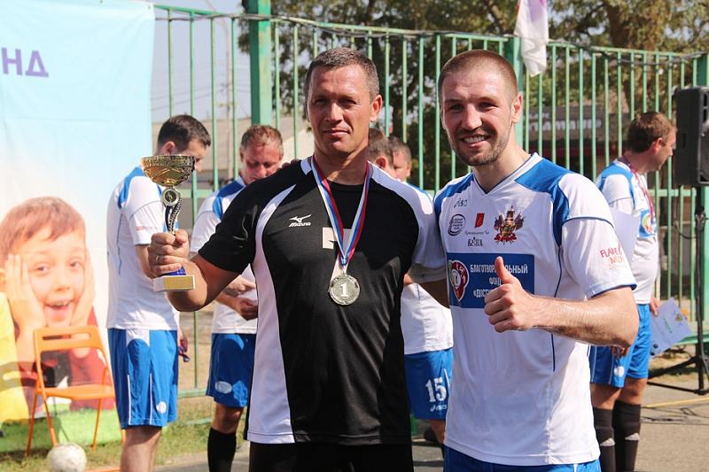 В Краснодарском крае звезды российского спорта Дмитрий Пирог и Дмитрий Кузелев сыграли в мини-футбол