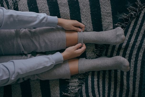 Одевайся и спать: почему носки помогают делают сон легким и глубоким