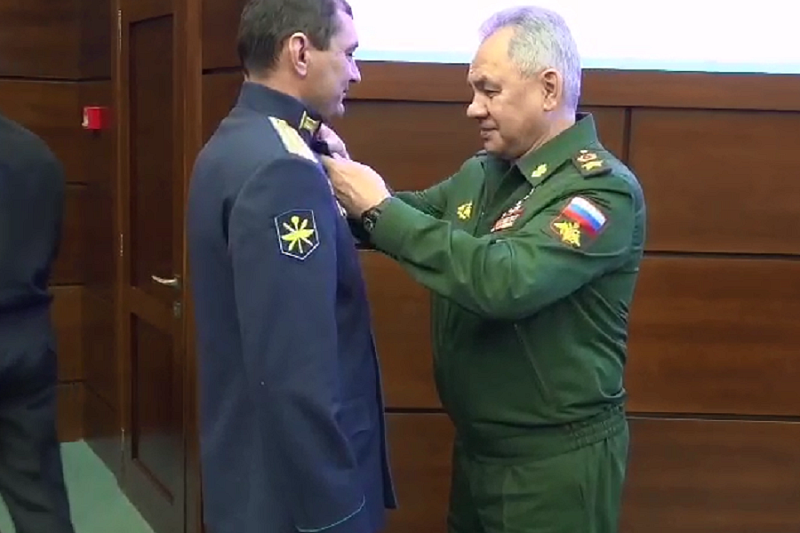 Шойгу вручил награды пилотам Су-27, не подпустившим к границам РФ беспилотник США MQ-9 