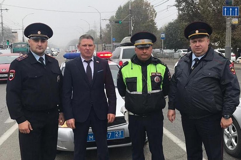 В Краснодаре госавтоинспекторы вместе с представителями городской Думы проверили, как водители соблюдают ПДД