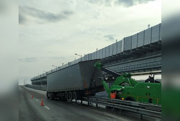 Водитель фуры уснул за рулем и повис на барьерном ограждении Крымского моста