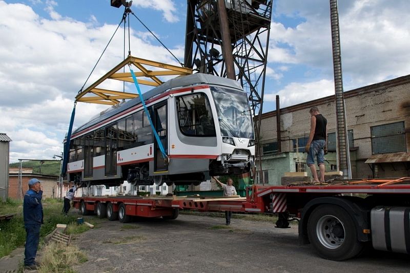В Краснодар из Усть-Катава отправили первые два трамвая из партии 2020 года