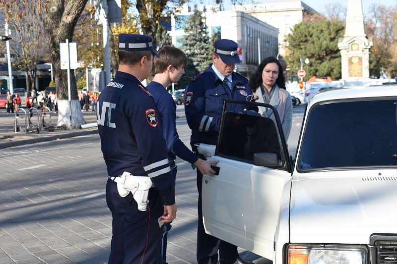 В Краснодаре инспекторы ДПС совместно с общественниками провели профилактический рейд 
