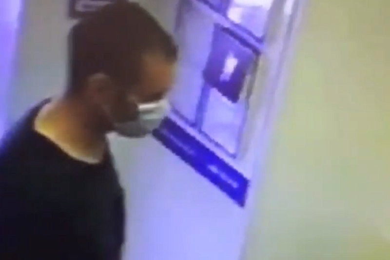 Житель Краснодара с ножом и в маске напал на офис микрозаймов