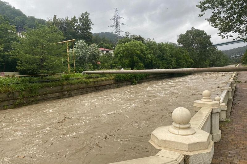 Город готовится к эвакуации: после дождя в реках Сочи вода поднялась до критических отметок