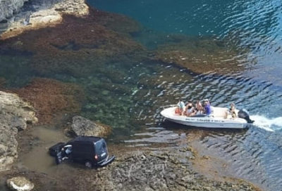 В Крыму машина с туристами упала с обрыва в море