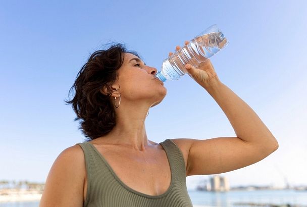 Не дай себе засохнуть: врач рассказал, сколько воды надо пить каждому во время жары