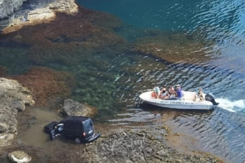 В Крыму машина с туристами упала с обрыва в море