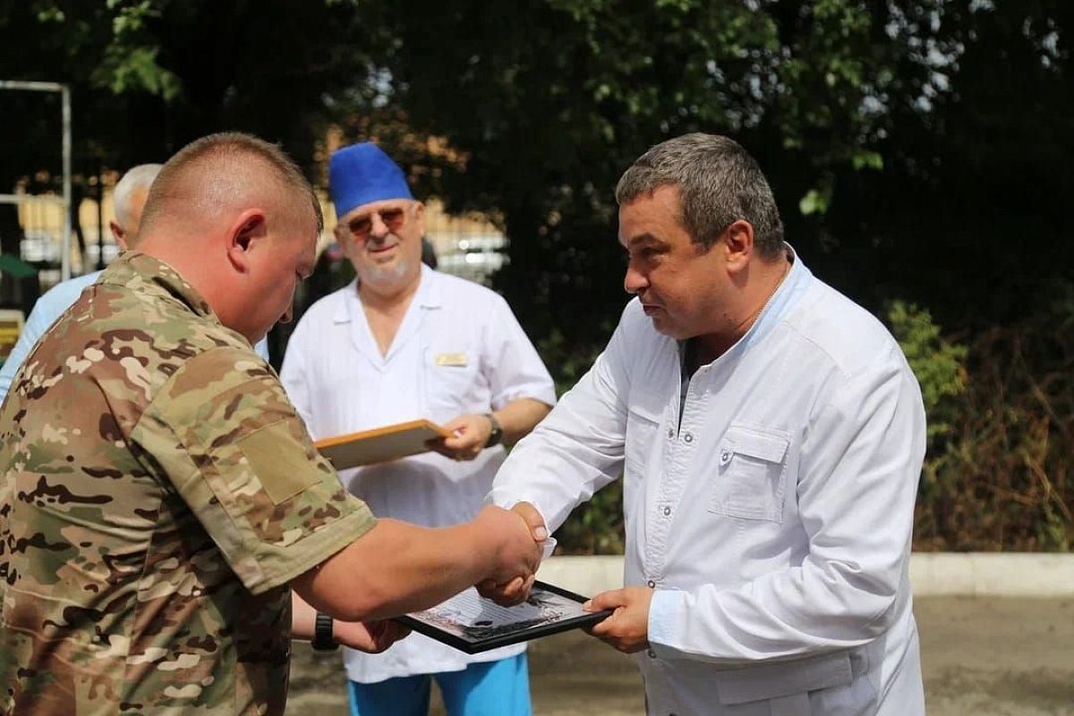 Городская больница Армавира передала машины для бойцов СВО