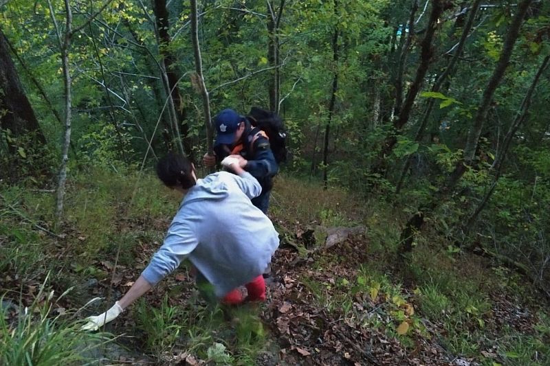 В Сочи спасатели вывели из леса заблудившуюся туристку