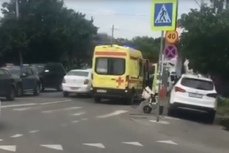 В Краснодаре водитель иномарки сбил на пешеходном переходе женщину с коляской 