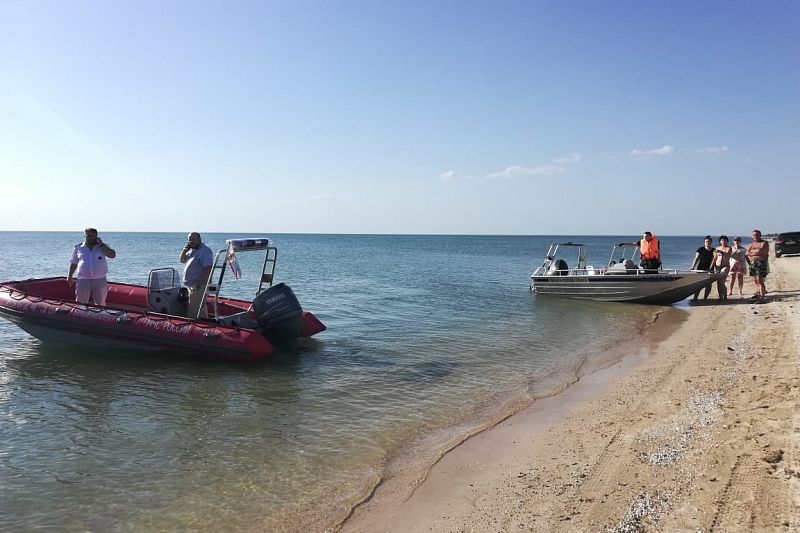 В Краснодарском крае 5-летнюю девочку унесло на матрасе в море. Ее нашли спасатели