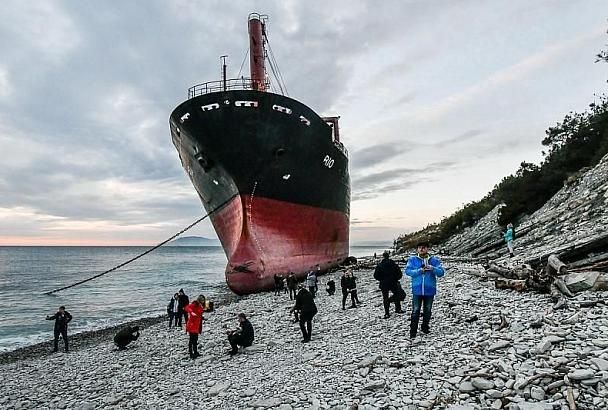 В Новороссийске спустили на берег экипаж севшего на мель корабля Rio