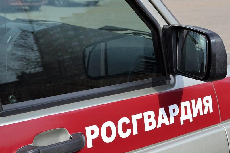 В Краснодарском крае пассажир такси угрожал водителю электрошокером и требовал деньги