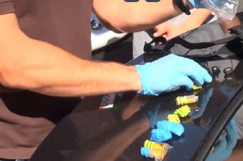 В Сочи полицейские остановили машину нарушителя ПДД и нашли в ней мефедрон и кокаин