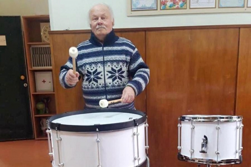 Школа искусств поселка Новомихайловского получила новые ударные инструменты