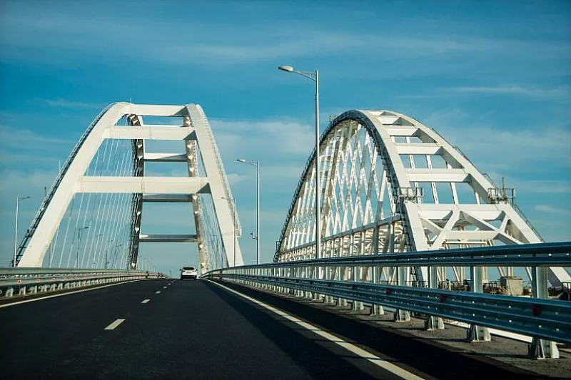 На Крымском мосту 14 января приостановят движение транспорта 