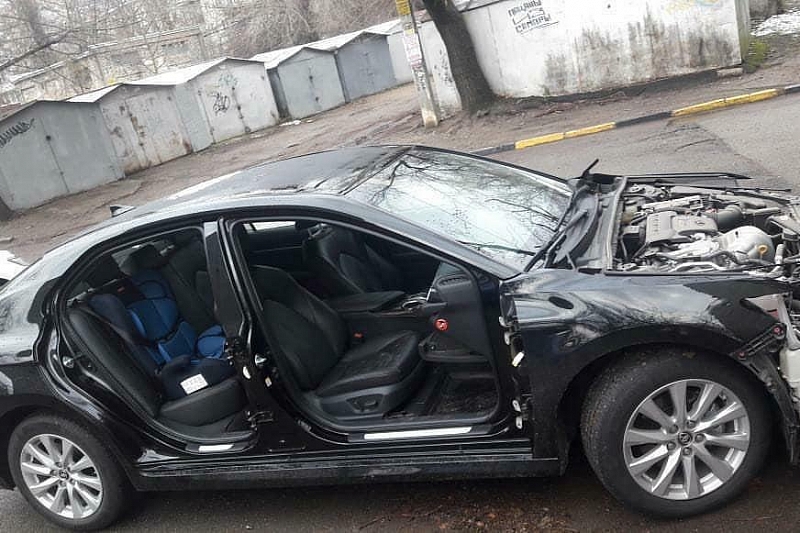 В Краснодаре неизвестные украли с припаркованной во дворе Toyota Camry двери, бампер, капот и фары