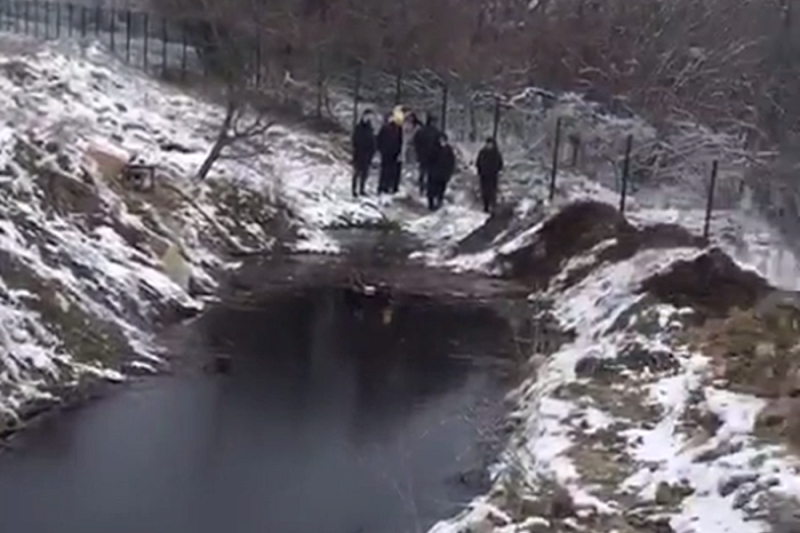 Вода почернела и стала пениться: фильтрат с мусорного полигона в Новороссийске попал в реку 