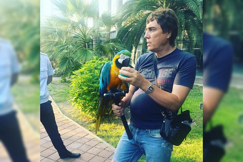 В Сочи у фотографа-живодера изъяли 17-летнего попугая