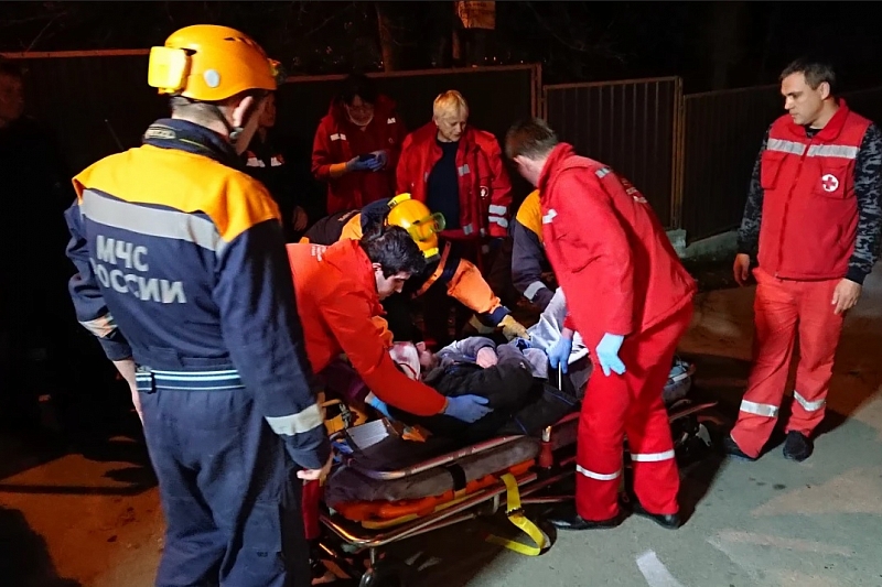 В Сочи спасатели достали пострадавшего мужчину из перевернувшегося на горе автомобиля