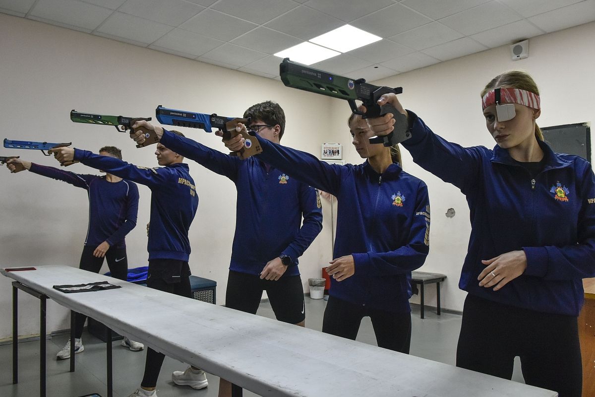 Пятиборцам непременно нужно быть не только сильными  и ловкими, но и меткими стрелками.