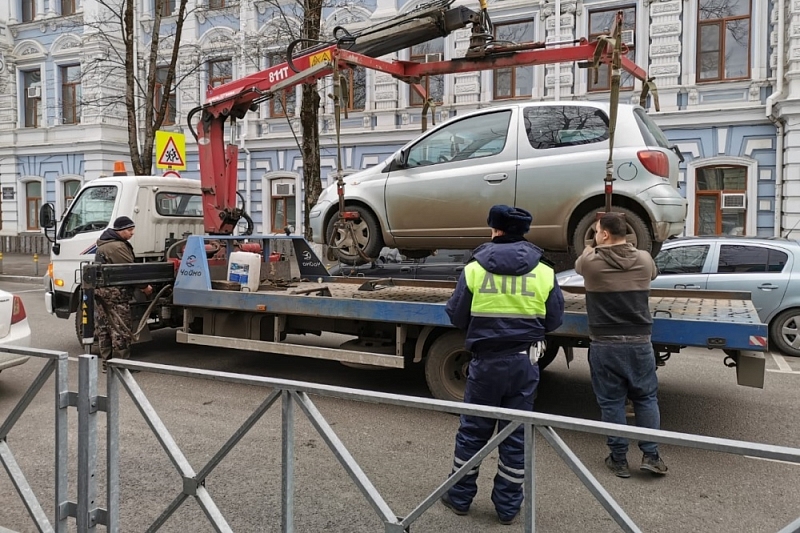 Неправильно припаркованные в центре Краснодара машины отправили на штрафстоянку