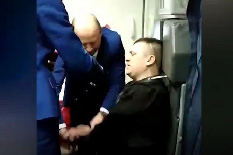 Экстренная посадка в Сочи: опубликовано видео с дебоширом на борту рейса Санкт-Петербург-Анталья