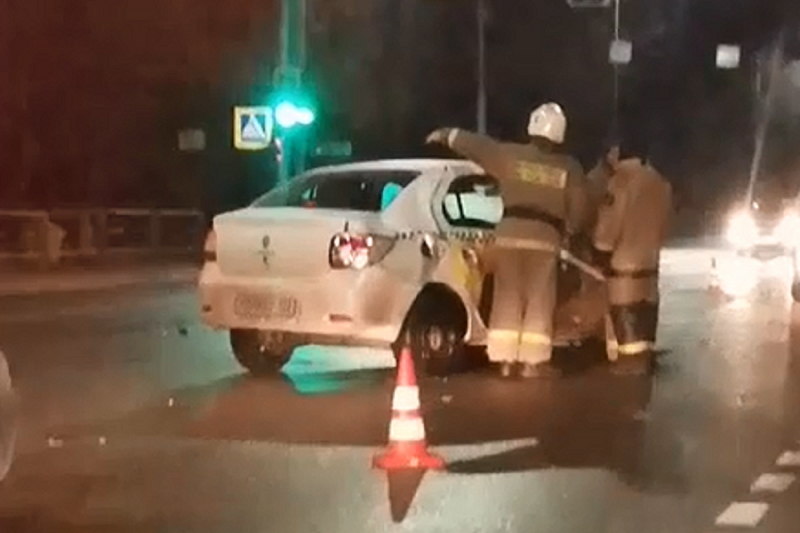 Восемь человек, в числе которых несовершеннолетняя, пострадали в ночном ДТП на Ростовском шоссе в Краснодаре