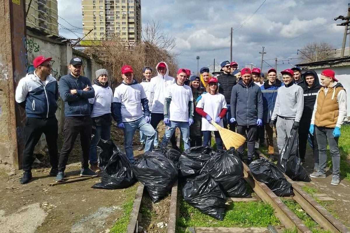 В Краснодаре сотрудники ресторана убрали мусор под Садовым мостом