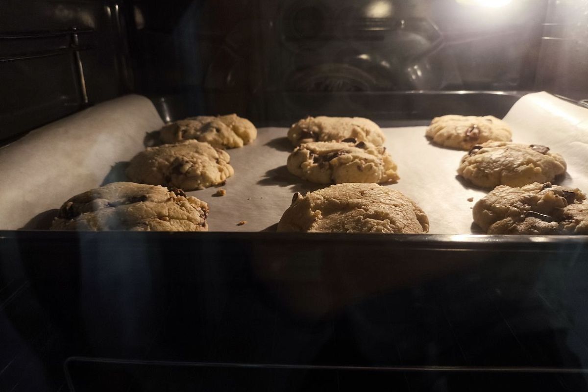 Яиц и молока не нужно, а вот изюма, пожалуй, кладите побольше! Рецепт овсяного печенья, которое будет таять во рту