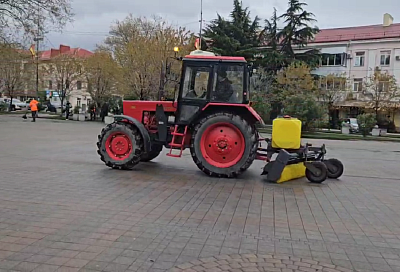 Улицы Туапсе убирают от последствий пожара на нефтекомплексе 