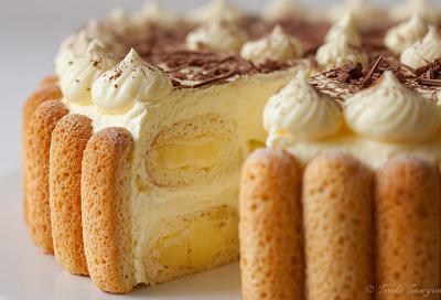 Заварной торт «Дамские пальчики»: выложила палочки в крем, и через 2 часа на столе нежный десерт без лишних сложностей