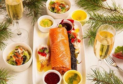 Не покупаю колбасу и ветчину, вместо них угощаю гостей шикарным рулетом из горбуши, который совершенно не имеет рыбного запаха