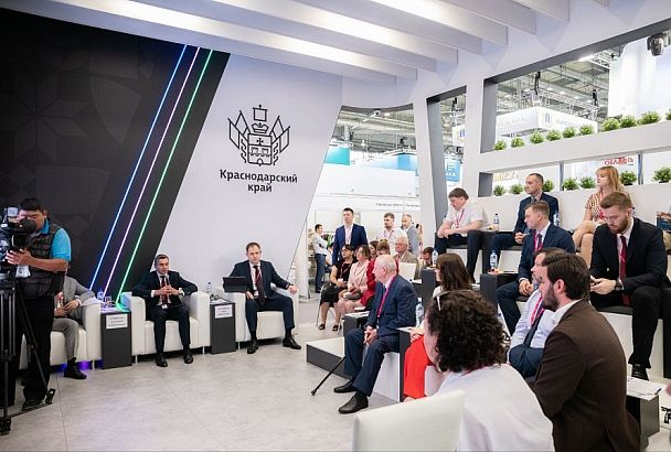 На выставке «Иннопром-2023» на стенде Краснодарского края обсудили вопросы развития промышленной инфраструктуры в регионах