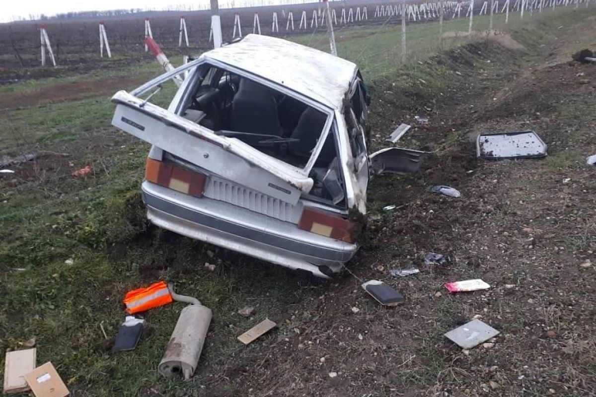 В Краснодарском крае водитель ВАЗа протаранил дорожный знак и оказался в больнице