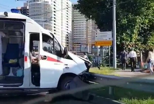 Три человека пострадали в ДТП с участием автомобиля скорой помощи в Краснодаре
