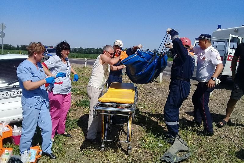 В Краснодарском крае спасатели достали из попавшей в ДТП иномарки двух женщин и ребенка 