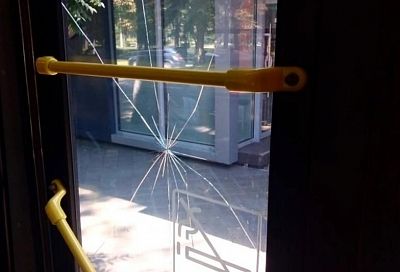 Неадекватный пассажир в Краснодаре разбил стекло двери троллейбуса и сбежал