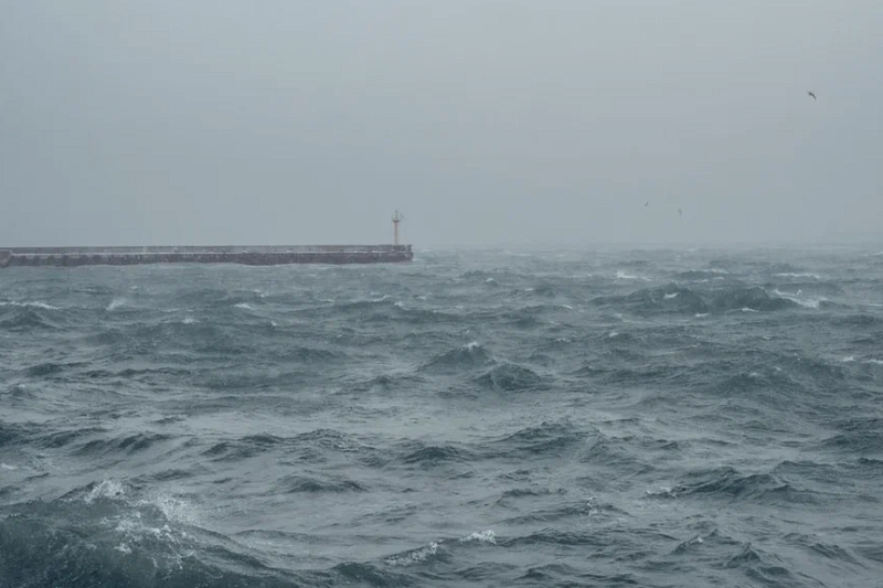 Трехметровые волны и ветер: шторм на Черном море будет бушевать не меньше суток