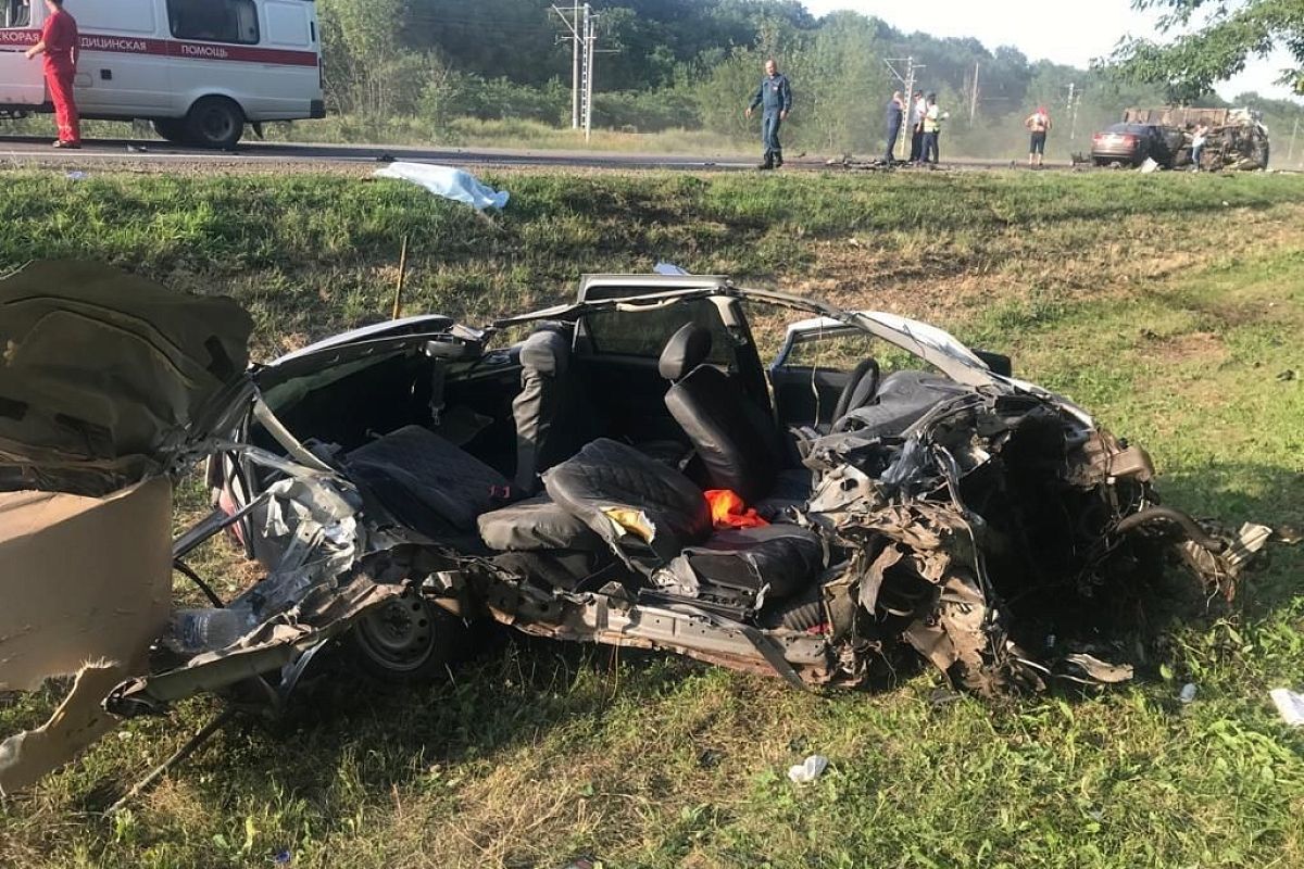 В Краснодарском крае после массового ДТП легковушку разорвало на части. Погиб мужчина